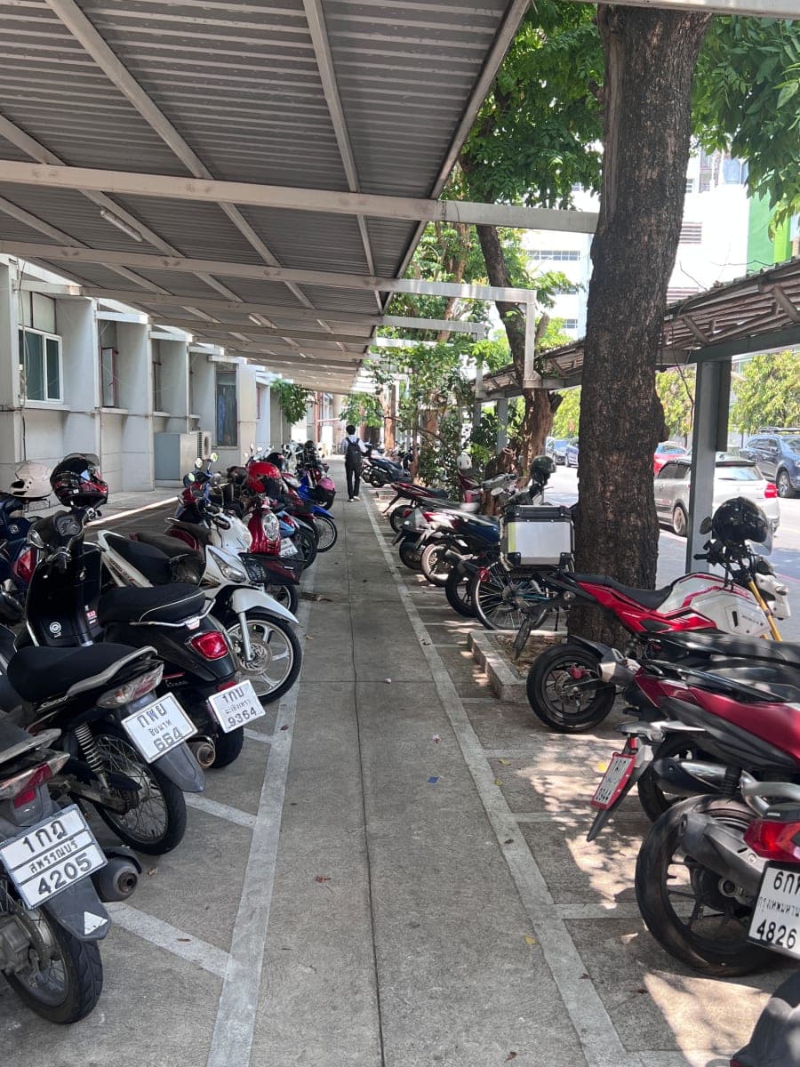 ที่จอดรถ(ข้างตึกวิศวะ)